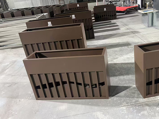 成都城西建设定制镀锌板花箱交付