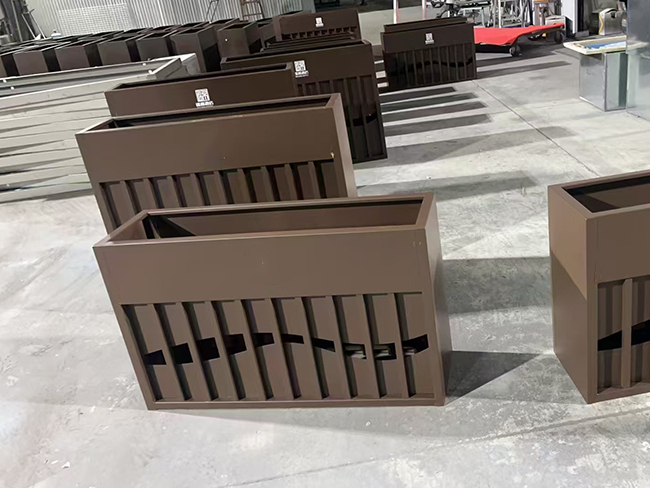 成都城西建设定制镀锌板花箱交付