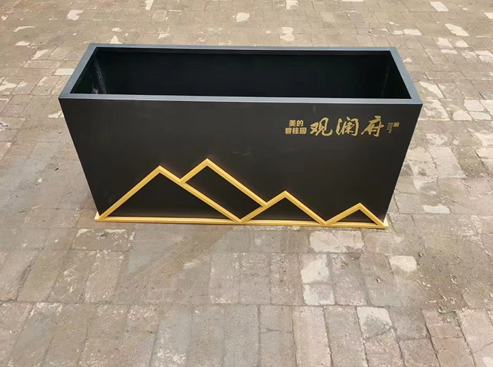 成都商铺外摆铁艺花箱工厂